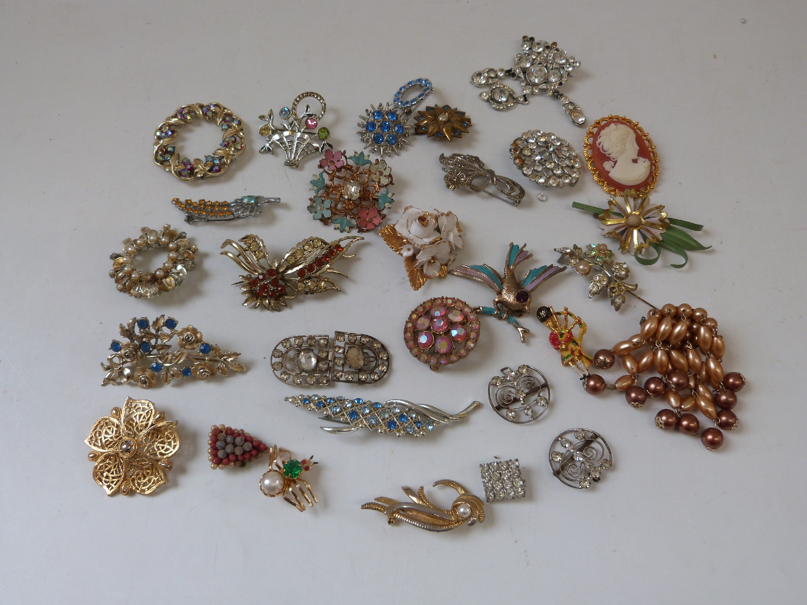 A collection of costume jewellery to include brooches, necklaces, Ronson lighter, watches, - Image 11 of 13