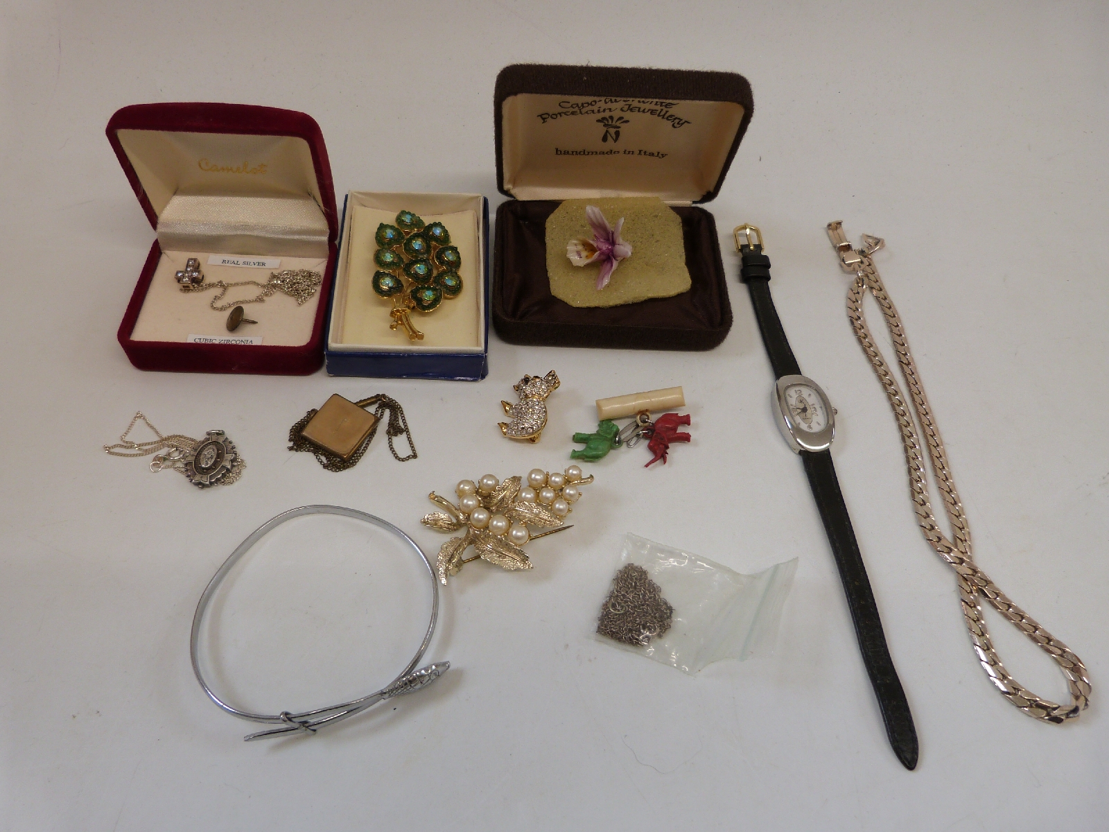 A collection of costume jewellery to include crystal and silver and diamante necklaces, RAF brooch, - Bild 4 aus 10