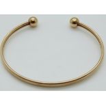 A 9ct gold bangle, 5.