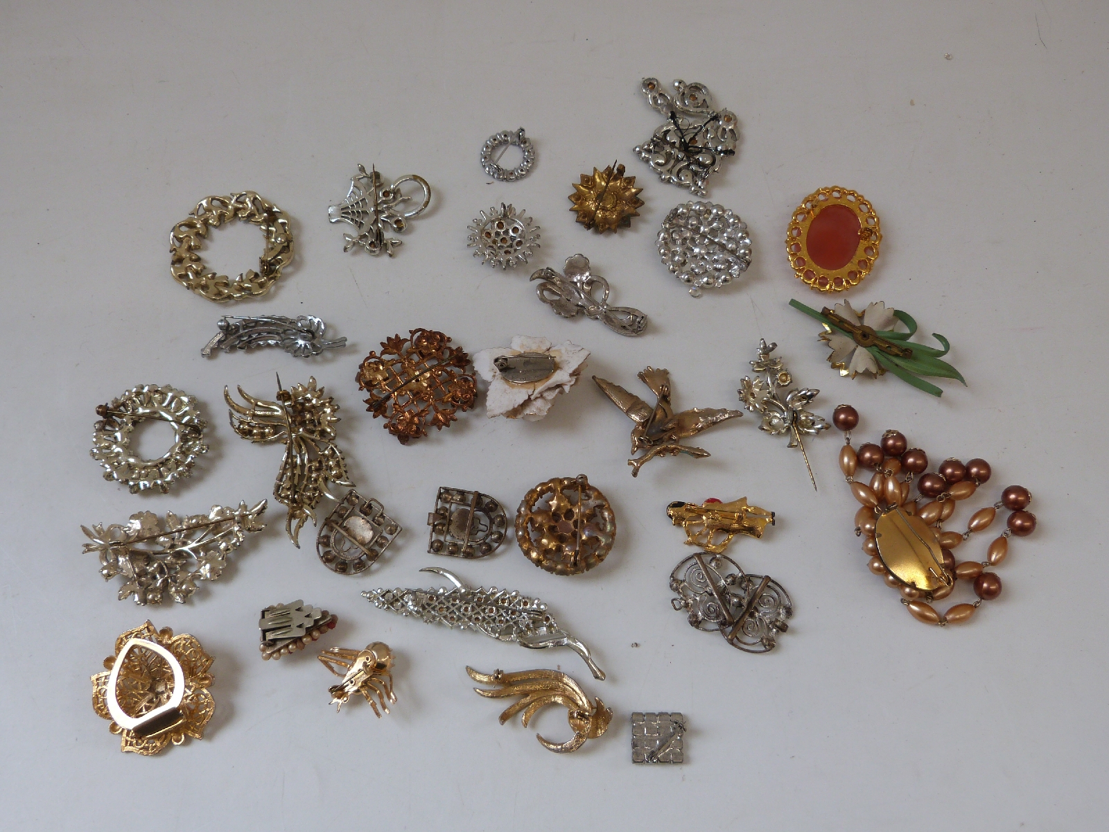 A collection of costume jewellery to include brooches, necklaces, Ronson lighter, watches, - Image 12 of 13
