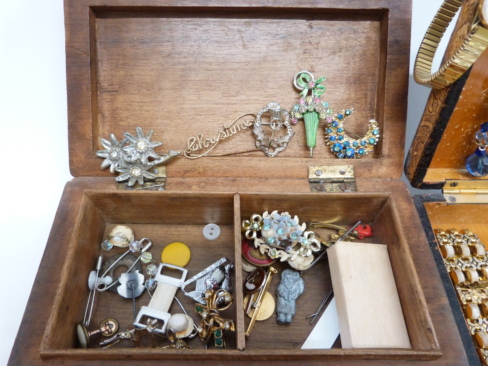 A collection of costume jewellery to include crystal and silver and diamante necklaces, RAF brooch, - Bild 2 aus 10