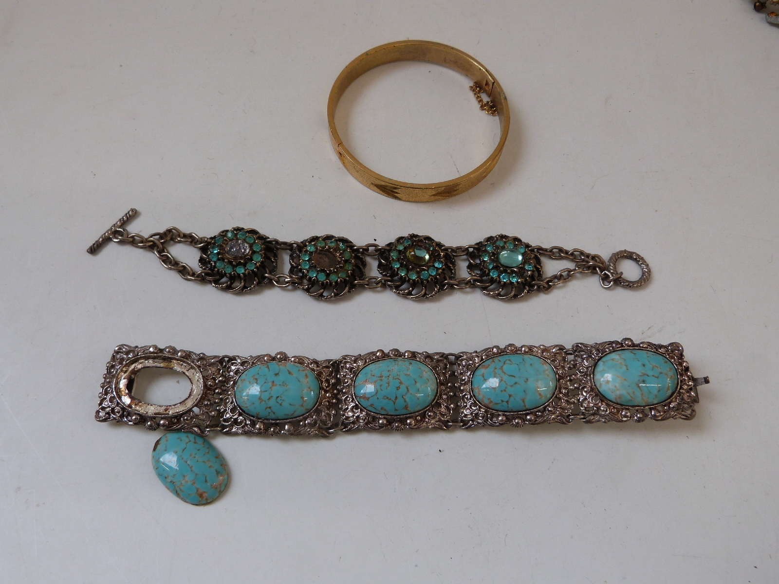 A collection of costume jewellery to include brooches, necklaces, Ronson lighter, watches, - Bild 10 aus 13