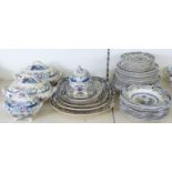 Coalport Canton pattern dinnerware including tureens and graduated meat/serving plates,