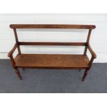 A 19thC oak settle with bevelled upright and frame raised on turned legs W122cm, D38cm,