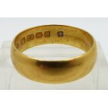A 22ct gold wedding band, 5.9g, size O