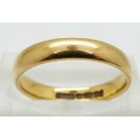 A 22ct gold wedding ring, size L/M, 3.9g