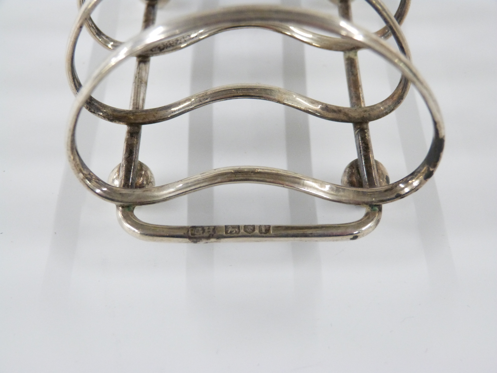 George V hallmarked silver five bar toast rack, London 1912 maker Harrison Brothers & Howson, length - Image 2 of 2