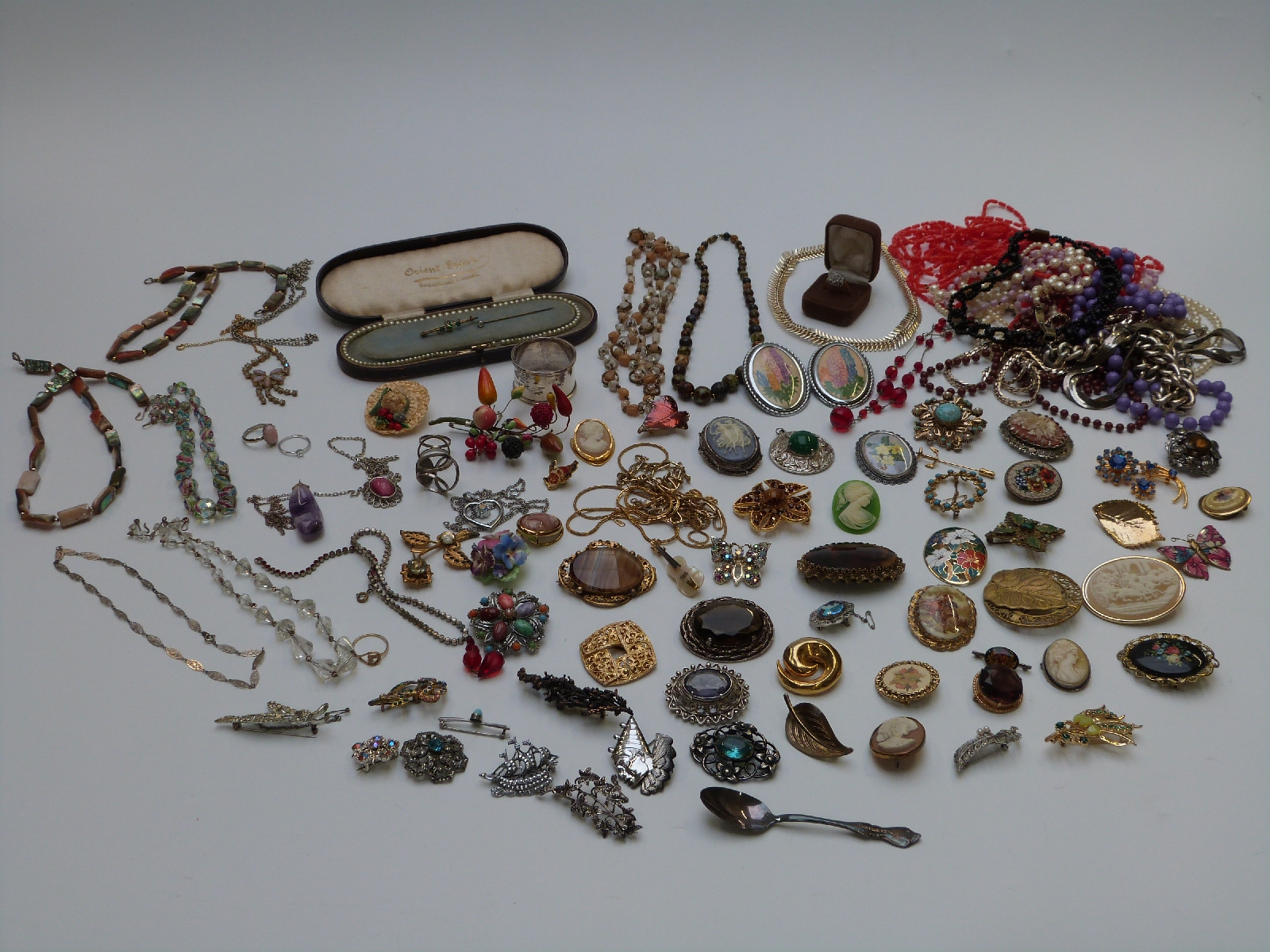 A collection of jewellery including Victorian agate brooch, silver and marcasite brooch, beads,