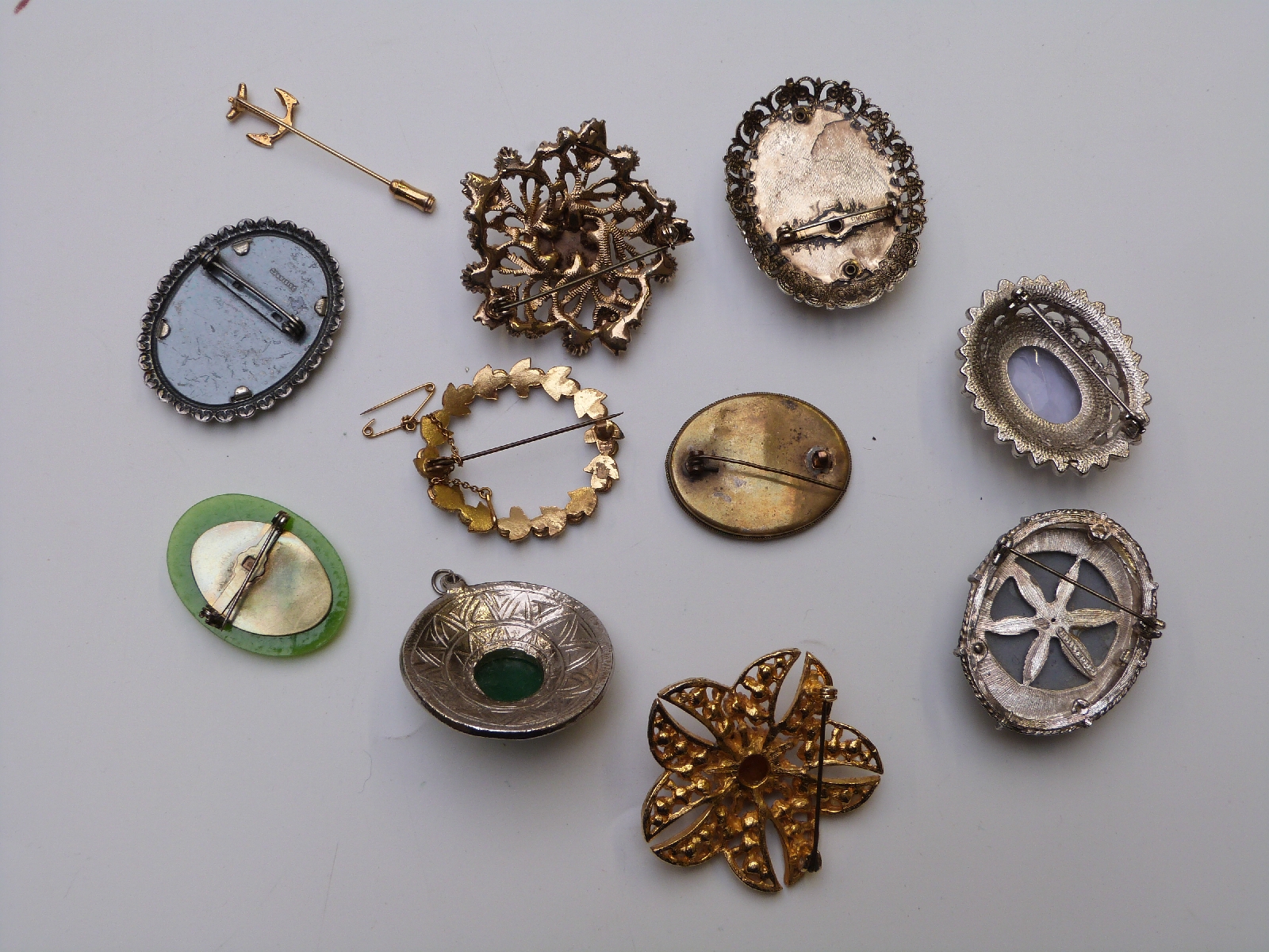 A collection of jewellery including Victorian agate brooch, silver and marcasite brooch, beads, - Image 6 of 14