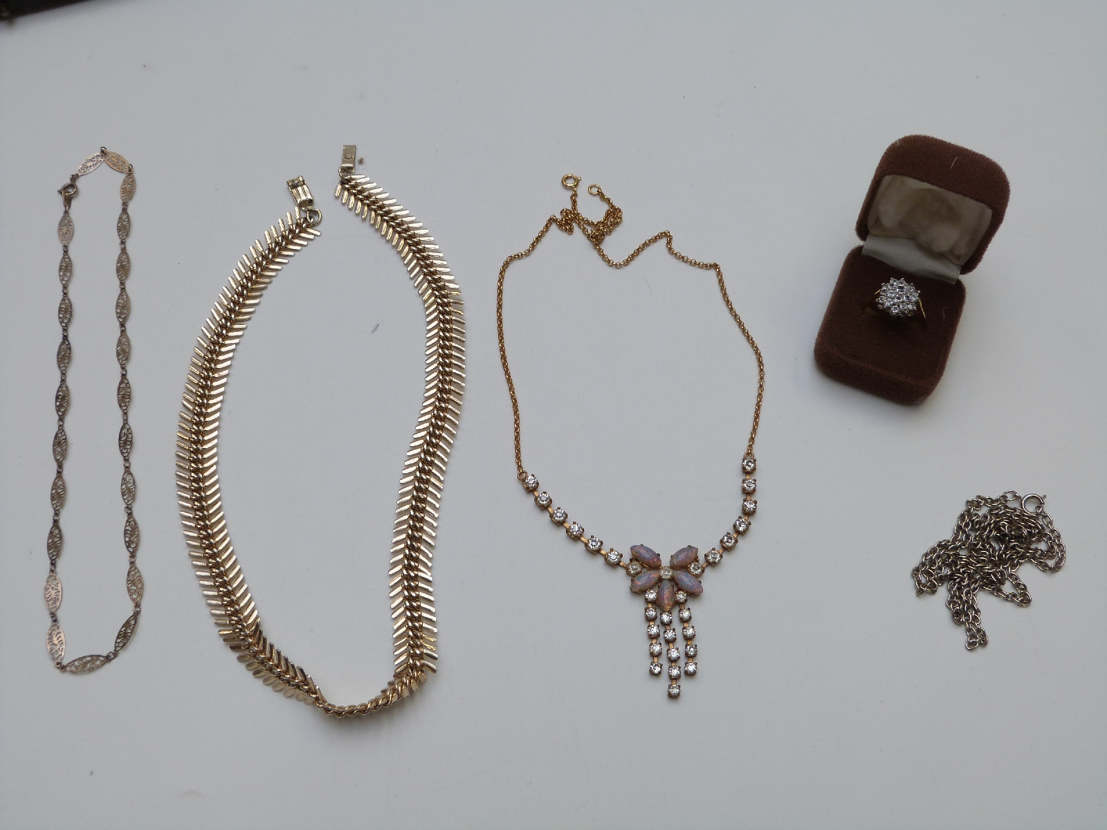 A collection of jewellery including Victorian agate brooch, silver and marcasite brooch, beads, - Image 13 of 14