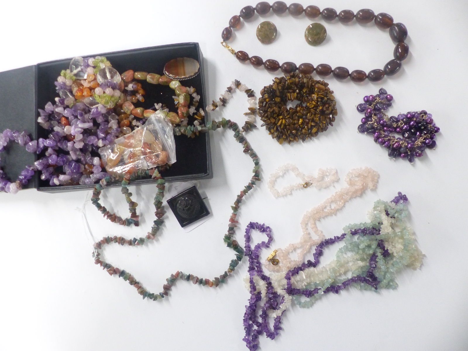 A collection of jewellery including agate necklaces, jet brooch, silver brooch set with agate, jet - Image 2 of 4