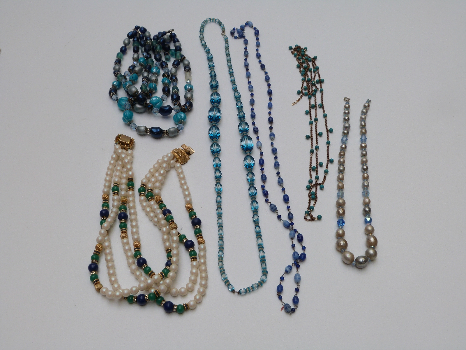 A collection of beads including glass, faux agate, French jet, Art Deco beads etc - Image 2 of 8