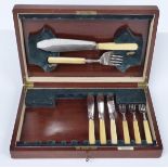 Martin & Co. Cheltenham cased hallmarked silver fish servers and eaters, weight 413g all in
