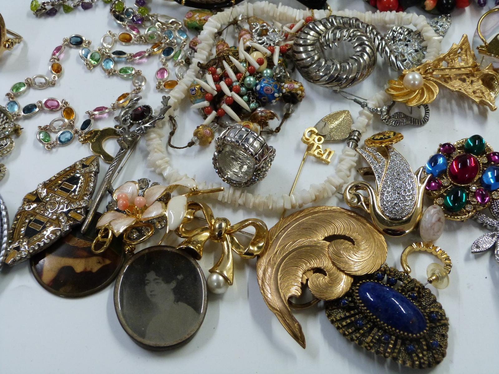 A large collection of costume jewellery including pearl bracelet, silver ring, brooches, - Image 9 of 12