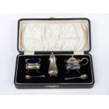 George V hallmarked silver three piece cruet set with blue glass liner, Birmingham 1922/24 maker