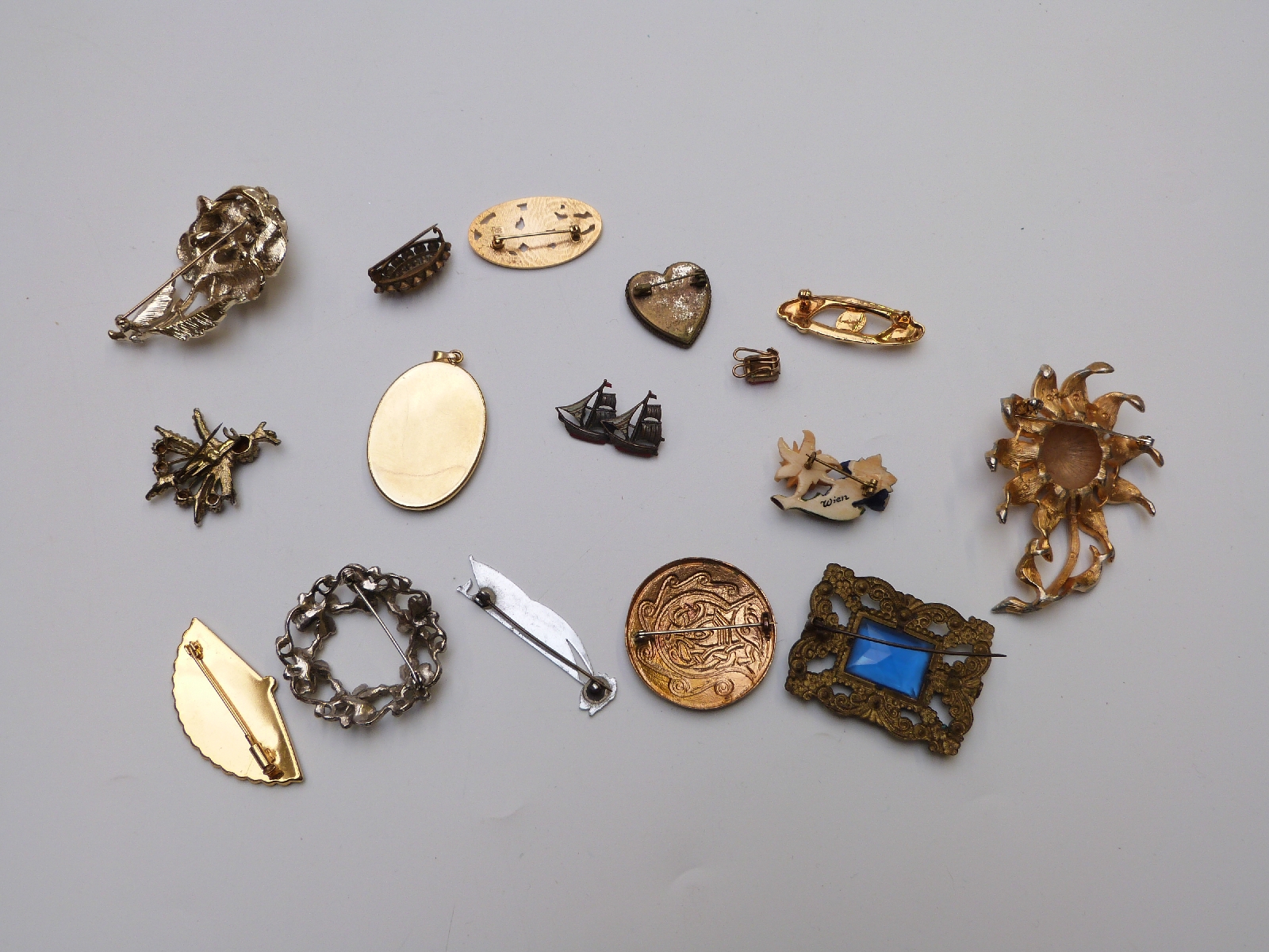 A collection of brooches including marcasite, Grosse, micro mosaic heart shaped brooch, snake brooch - Image 6 of 9