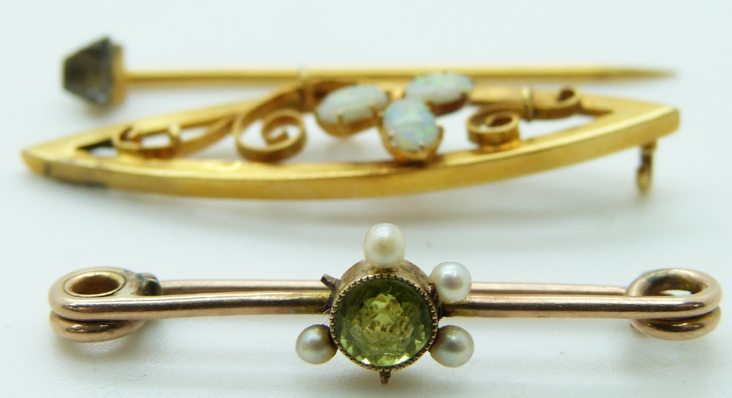 Edwardian gold brooch set with a peridot and a brooch set with opals, 3.7g