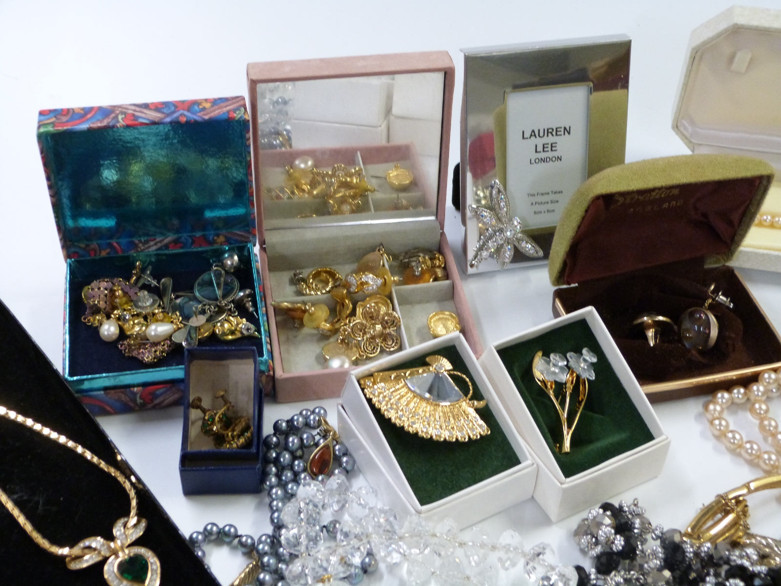 A large collection of costume jewellery including pearl bracelet, silver ring, brooches, - Image 2 of 12