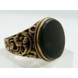 An 9ct gold agate ring