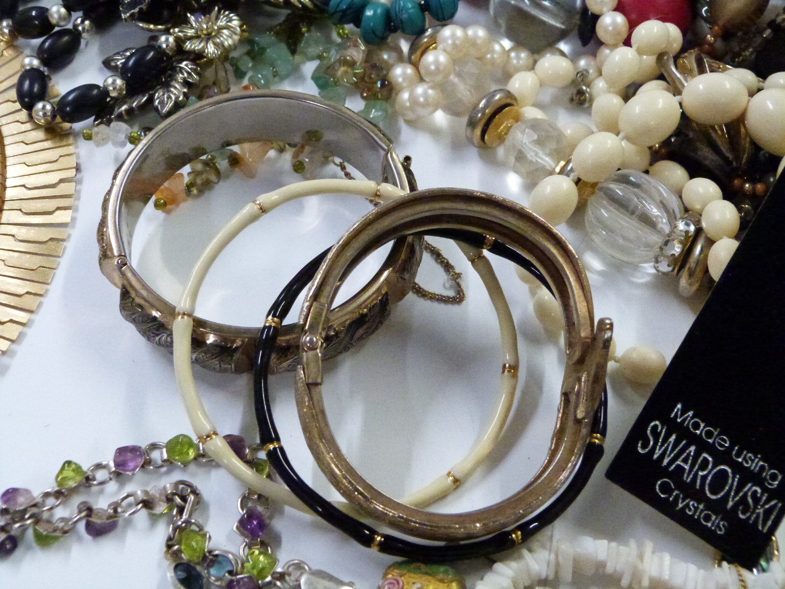 A large collection of costume jewellery including pearl bracelet, silver ring, brooches, - Image 7 of 12