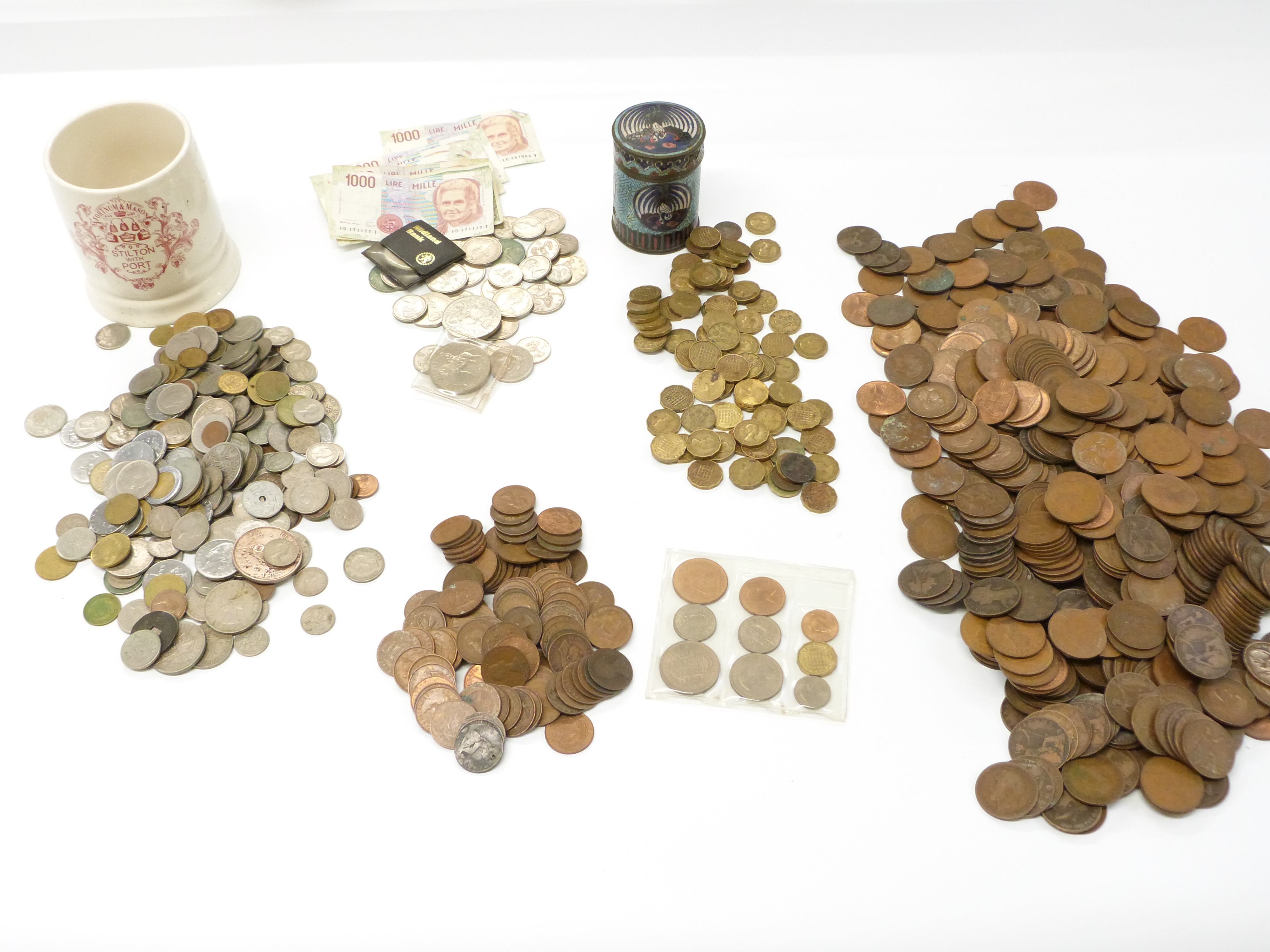 Amateur coin collection, bank notes and cloisonné jar