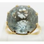 An 18ct gold ring set with an aquamarine, size P