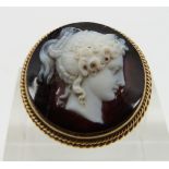 Victorian 9ct gold ring set with an agate cameo with rope twist design, size L