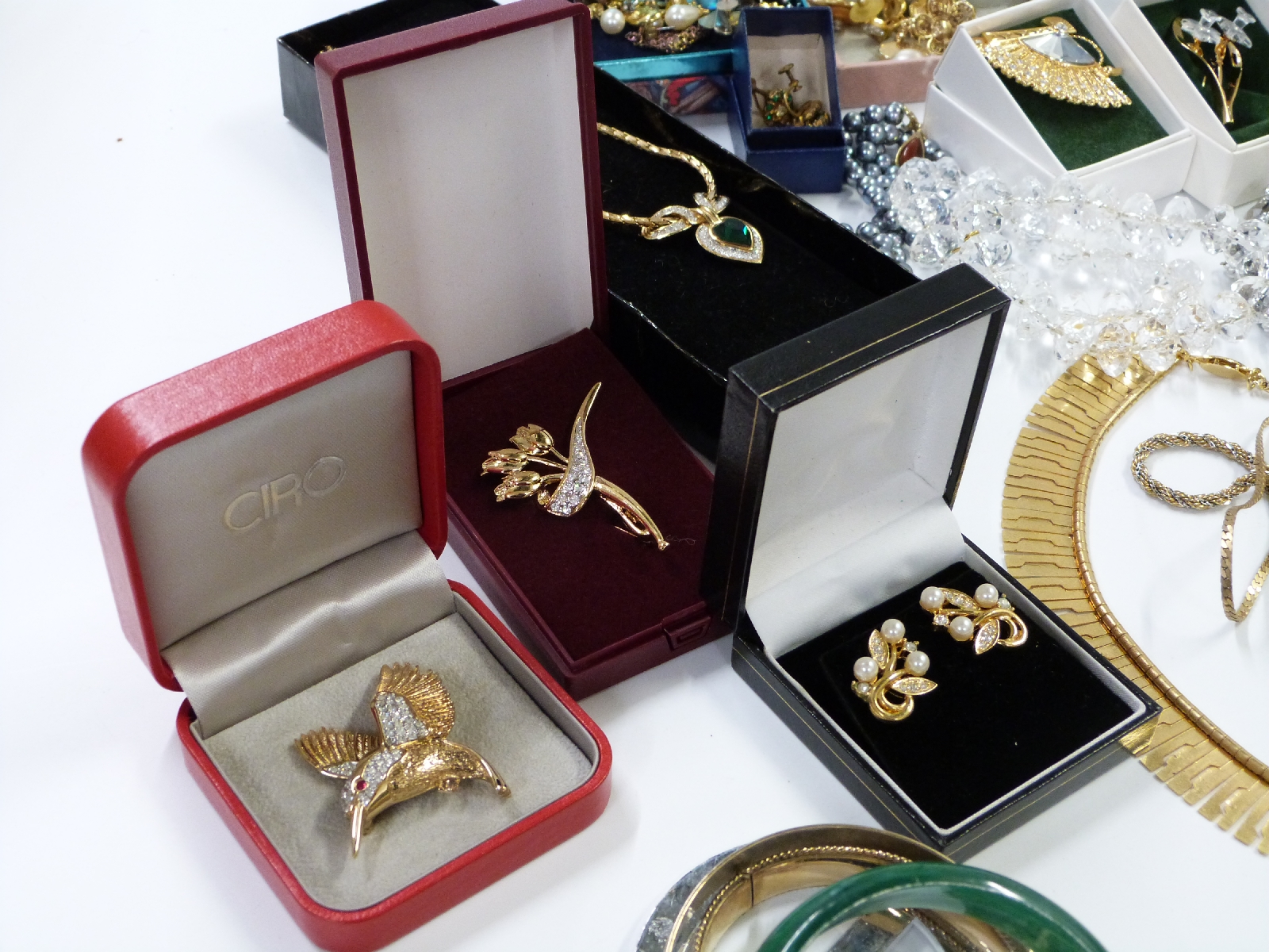 A large collection of costume jewellery including pearl bracelet, silver ring, brooches, - Image 3 of 12