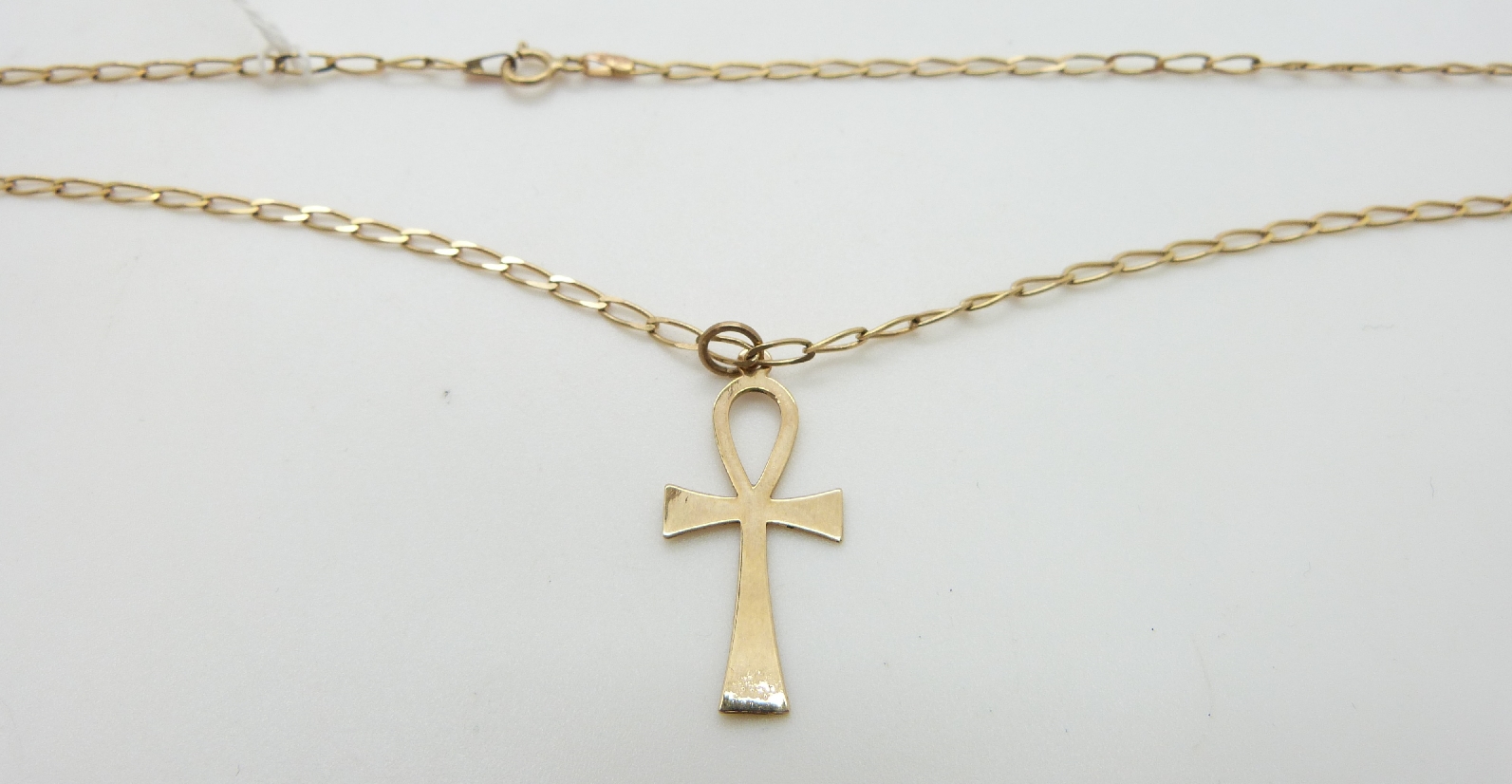 A 9ct gold chain and pendant, 3.7g - Image 2 of 2