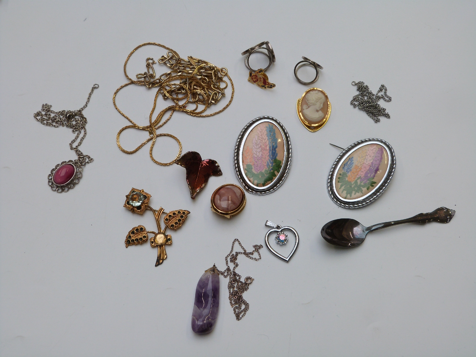 A collection of jewellery including Victorian agate brooch, silver and marcasite brooch, beads, - Image 9 of 14