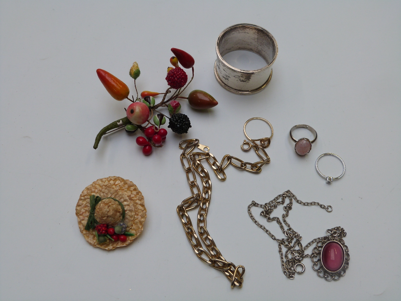 A collection of jewellery including Victorian agate brooch, silver and marcasite brooch, beads, - Image 10 of 14