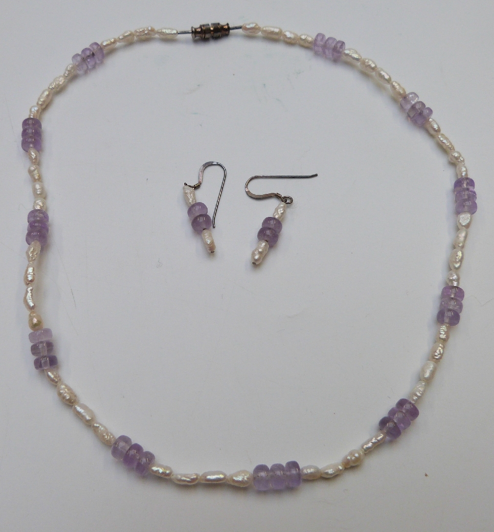 A collection of jewellery including fluorite pendant, pearl bracelet, pearl and amethyst necklace, - Image 10 of 11