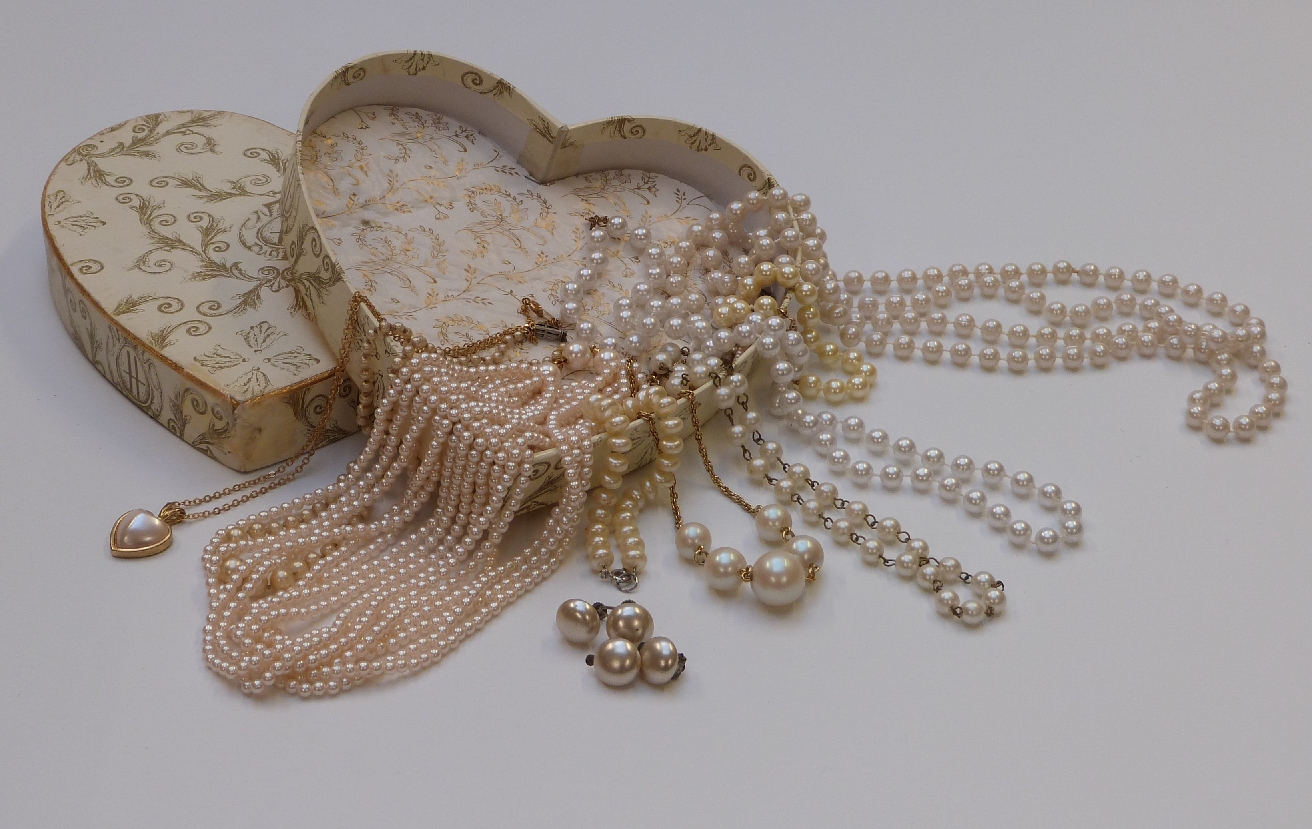 A collection of costume jewellery including faux pearls, brooches, 18k gold cross, silver rings, 9ct - Image 6 of 6