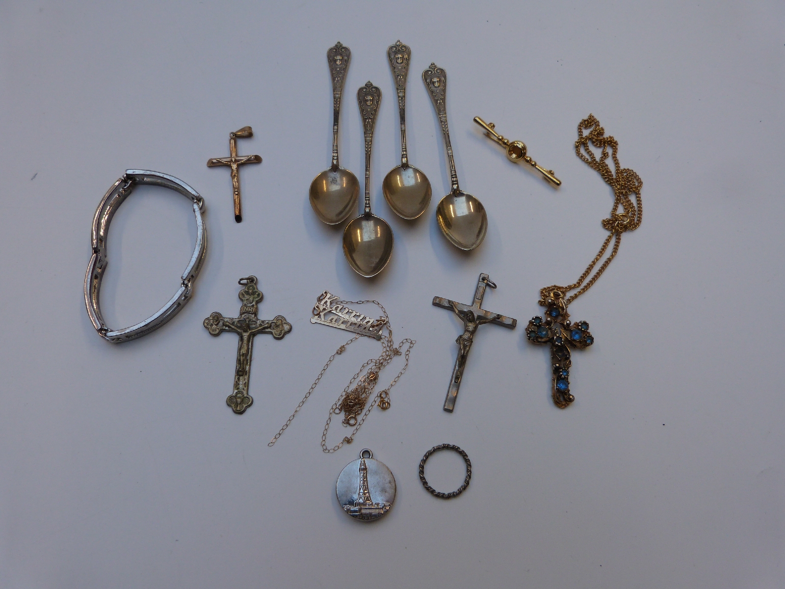 A collection of costume jewellery to include chains, lighter, Avon necklace, 9ct gold necklaces, - Image 3 of 6