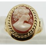 A 14ct gold ring set with a shell cameo, size M