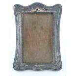 George V hallmarked silver photograph frame to suit 5 x 3 inch photo, with wooden easel back,