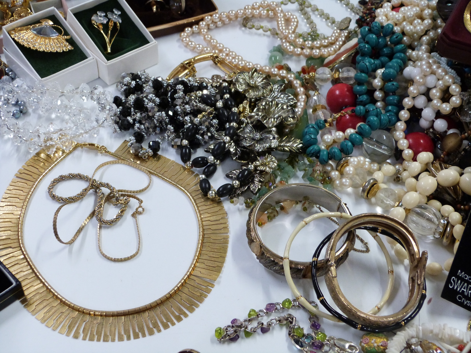 A large collection of costume jewellery including pearl bracelet, silver ring, brooches, - Image 4 of 12
