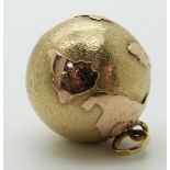 A yellow metal globe charm/ pendant, 7.1g