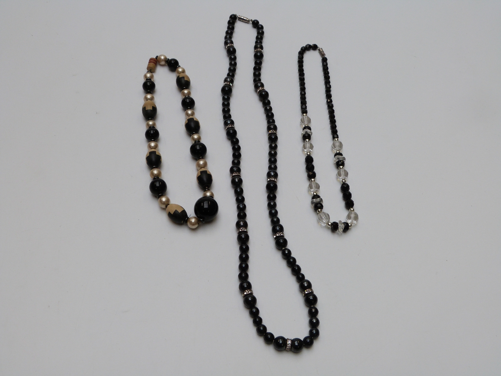 A collection of beads including glass, faux agate, French jet, Art Deco beads etc - Image 3 of 8