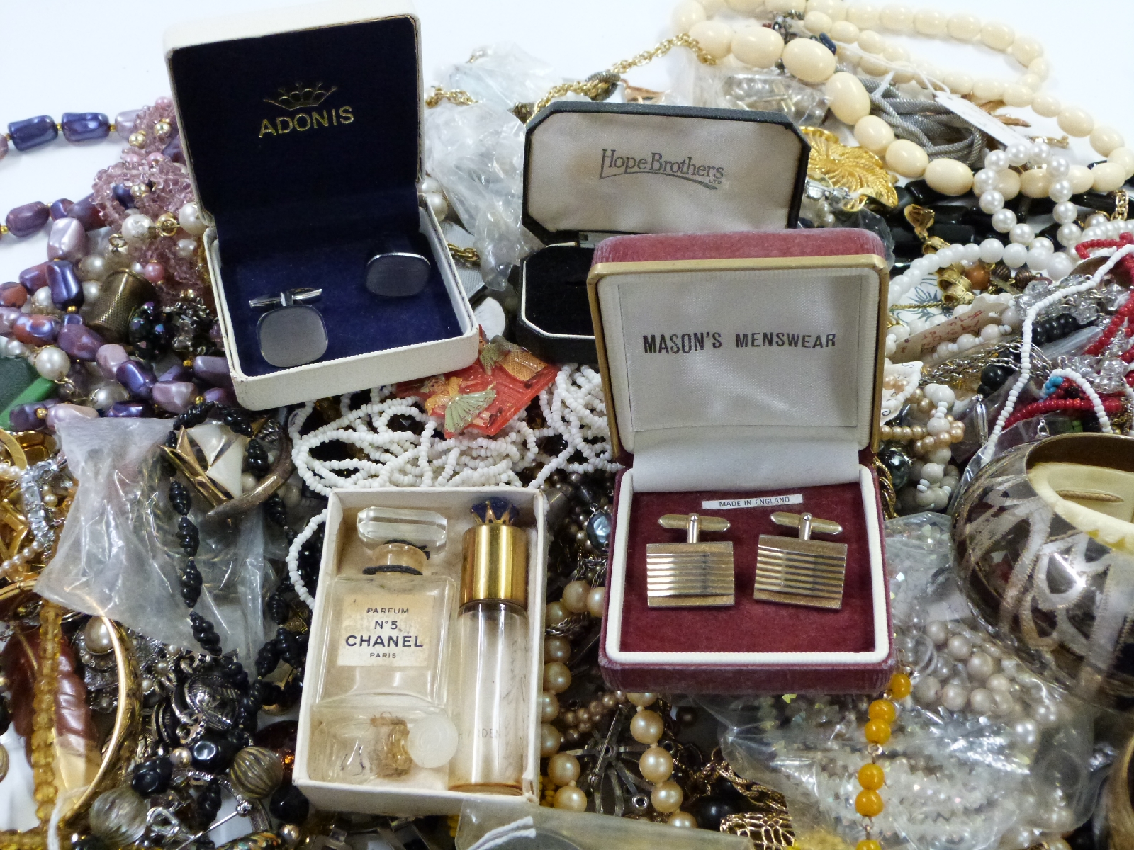 A collection of costume jewellery to include necklaces, earrings, brooches, compacts, Miracle brooch - Image 2 of 8