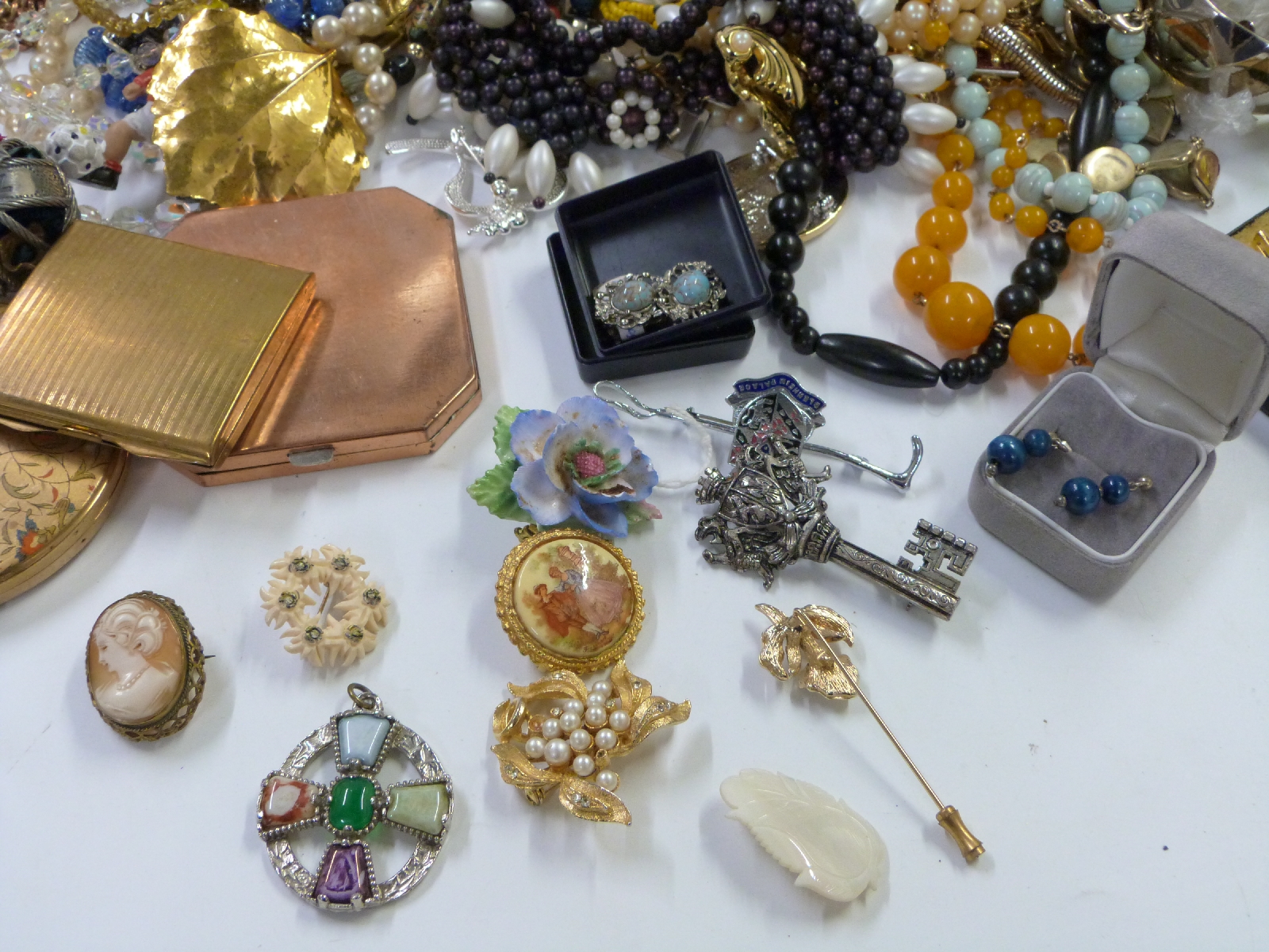 A collection of costume jewellery to include necklaces, earrings, brooches, compacts, Miracle brooch - Image 5 of 8