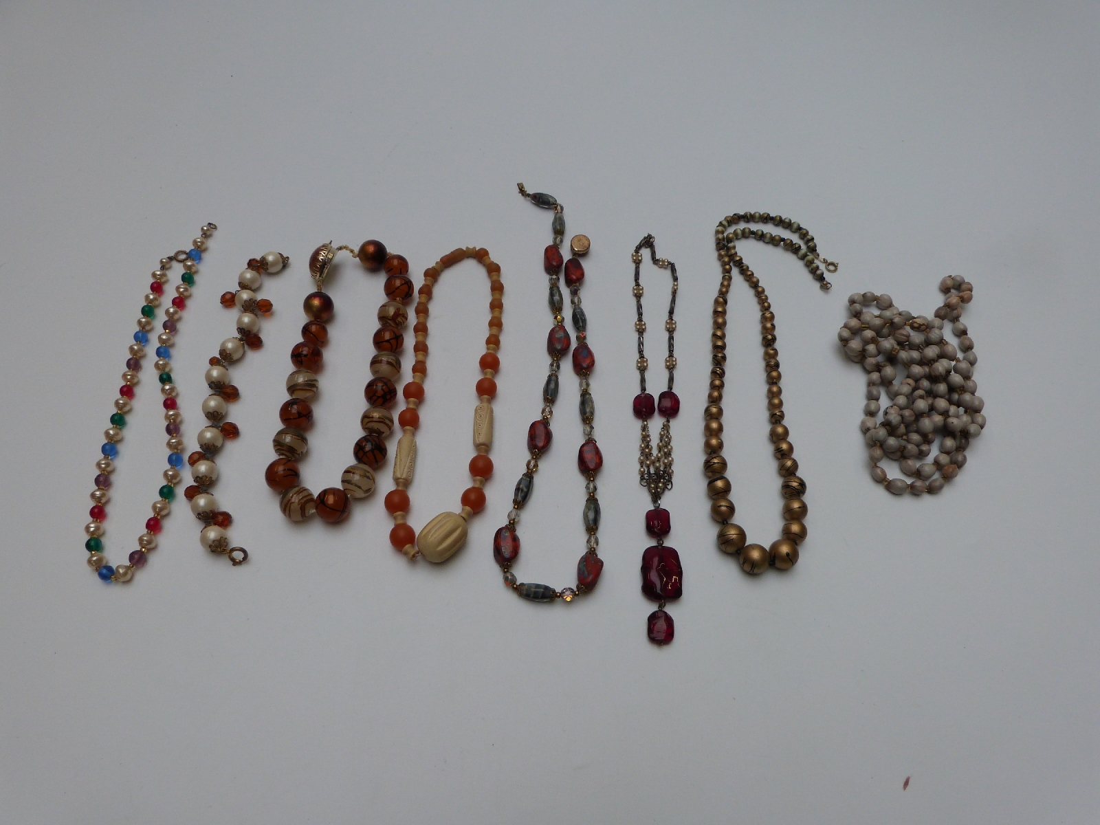 A collection of beads including glass, faux agate, French jet, Art Deco beads etc - Image 6 of 8