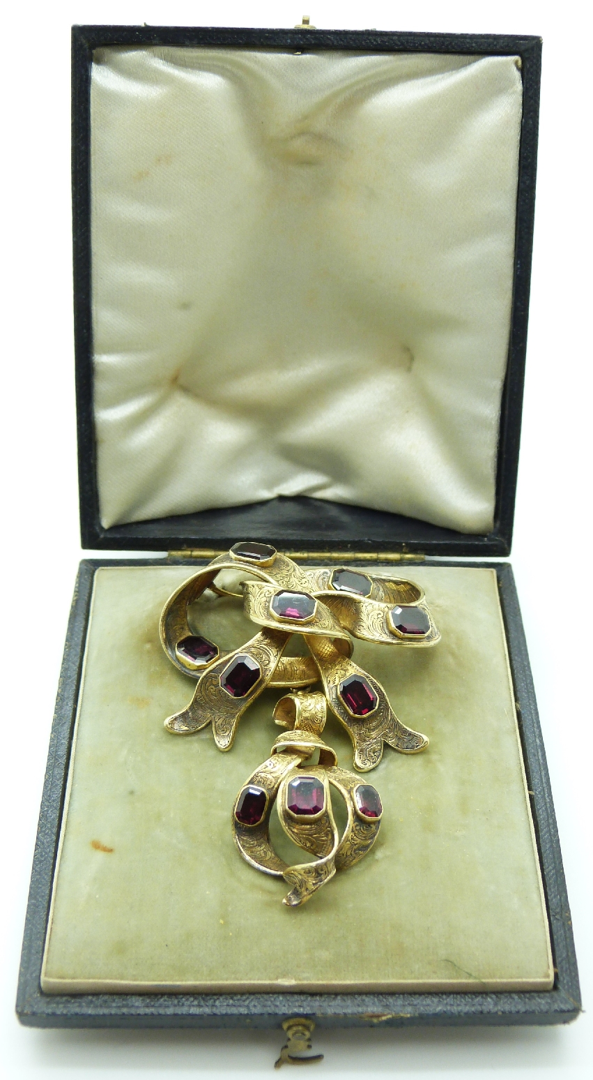 Victorian gold bow brooch set with foiled emerald cut garnets and chased detail in original fitted - Image 3 of 4