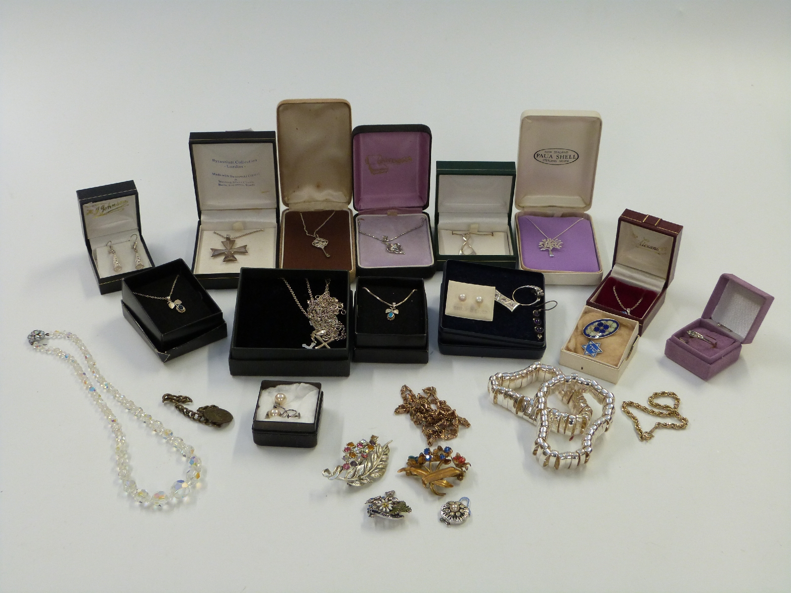 Costume jewellery including 9ct gold and silver ring, silver necklaces, enamel brooch, beads, - Image 5 of 6