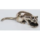 White metal novelty model of a cat eating from a bowl, marked 925 Italy, length 5.75cm, weight 20g
