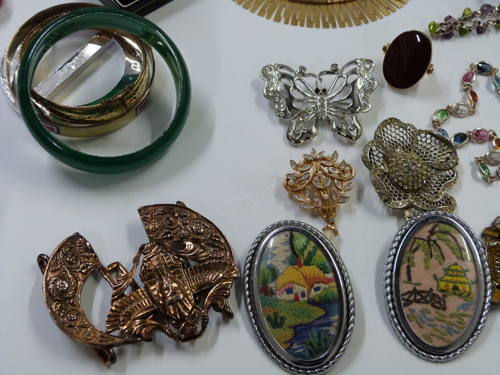 A large collection of costume jewellery including pearl bracelet, silver ring, brooches, - Image 8 of 12