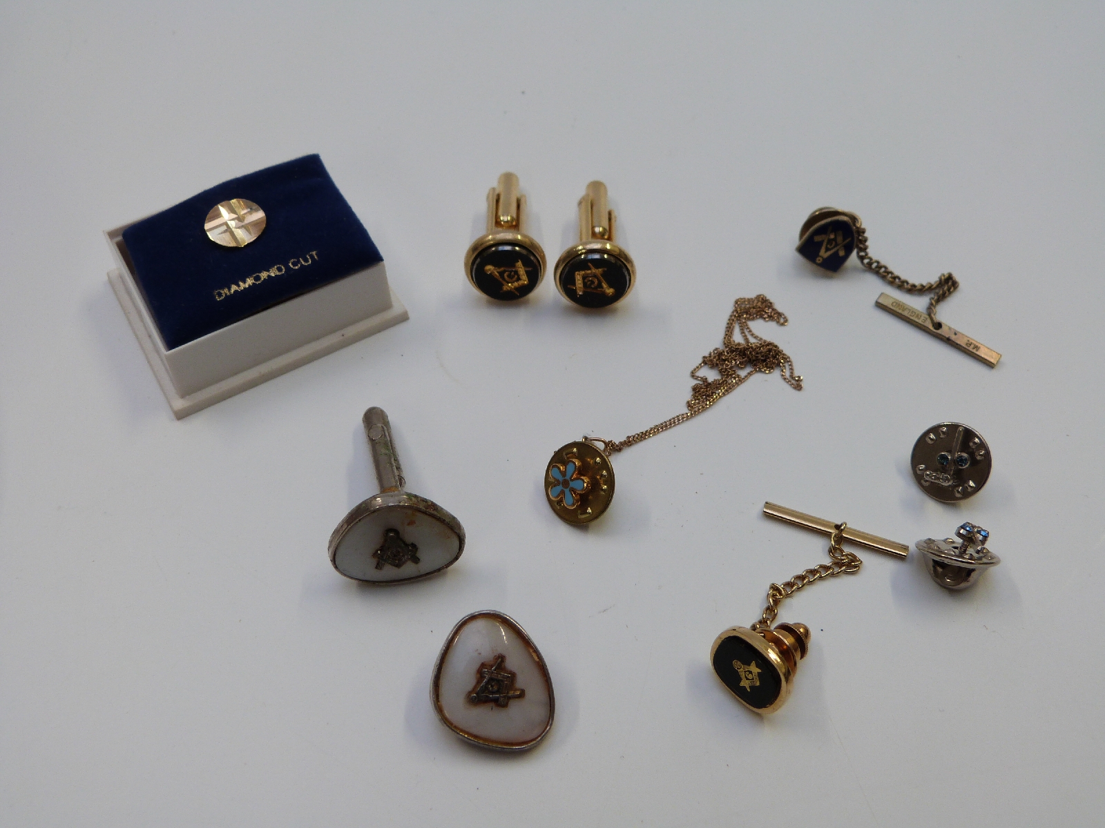 A collection of costume jewellery including three silver chains, cufflinks, 9ct gold chain, - Image 4 of 7