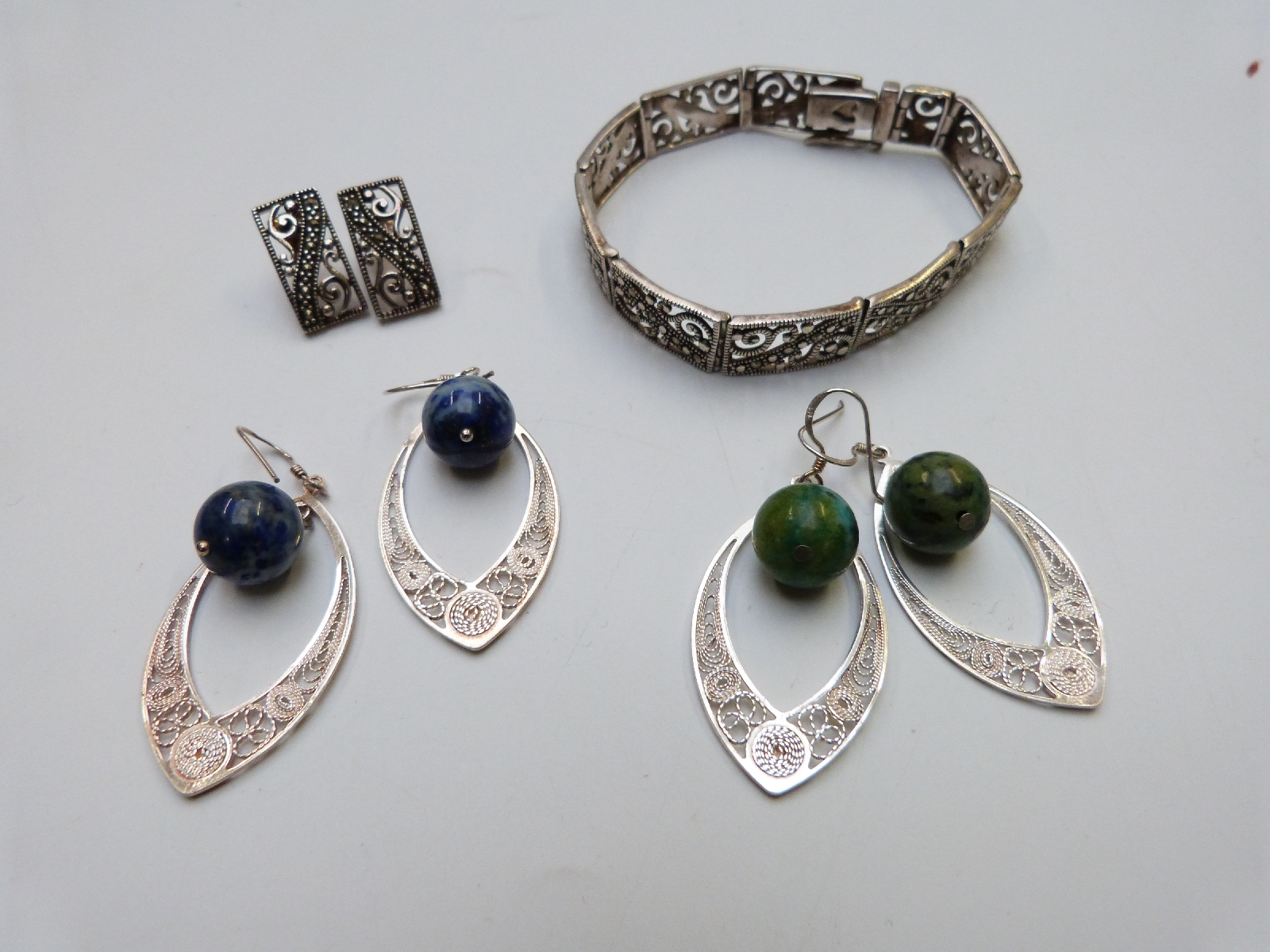 A collection of jewellery including fluorite pendant, pearl bracelet, pearl and amethyst necklace, - Image 7 of 11