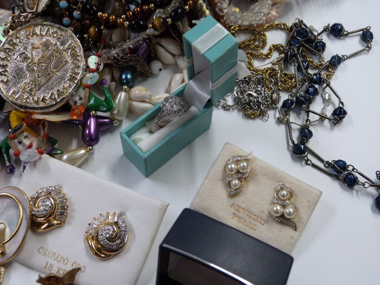 A large collection of costume jewellery including pearl bracelet, silver ring, brooches, - Image 11 of 12