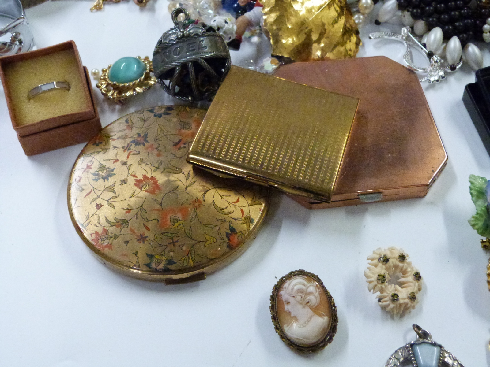 A collection of costume jewellery to include necklaces, earrings, brooches, compacts, Miracle brooch - Image 4 of 8